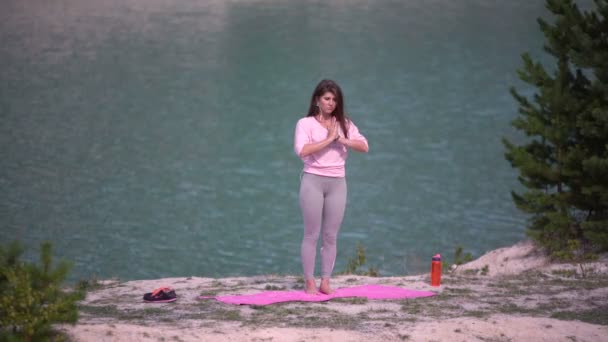 Menina faz ioga — Vídeo de Stock