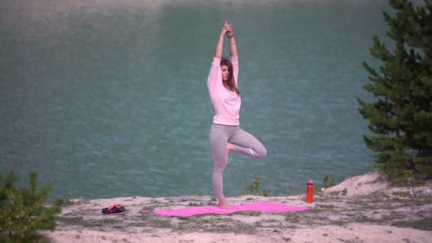 Kız yoga yapar — Stok video