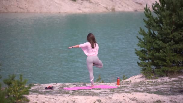 Meisje doet yoga — Stockvideo