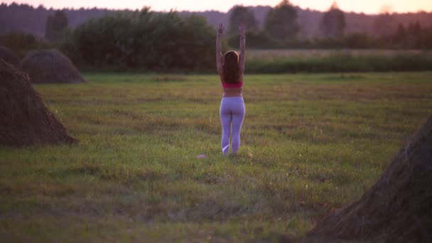 Meisje doet yoga — Stockvideo