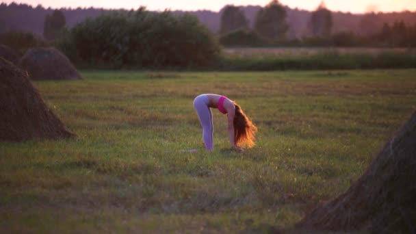 Pige gør yoga – Stock-video