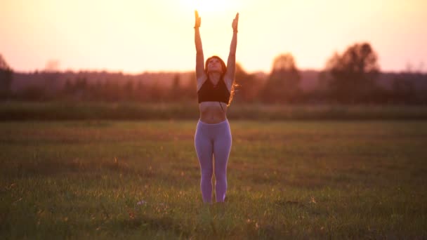 Chica hace yoga — Vídeos de Stock