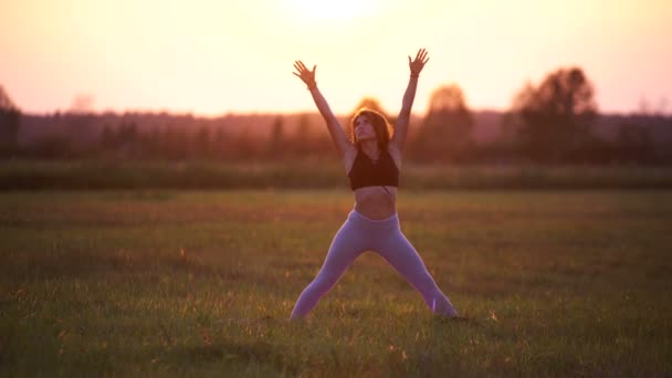 Chica hace yoga — Vídeos de Stock