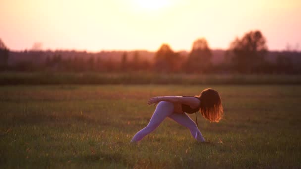 Meisje doet yoga — Stockvideo