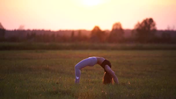 Kız yoga yapar — Stok video