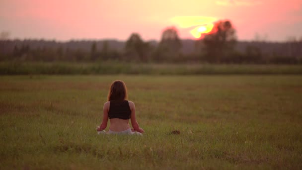 Mädchen macht Yoga — Stockvideo