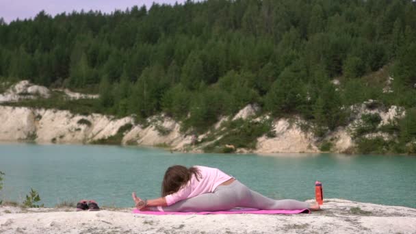 Mädchen macht Yoga — Stockvideo