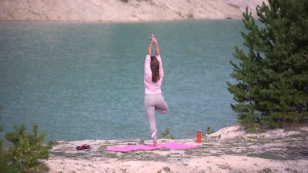 Kız yoga yapar — Stok video