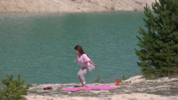 Dziewczyna ma jogi — Wideo stockowe