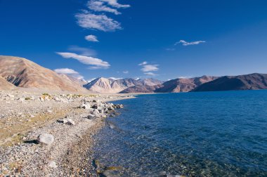 Dağlar ve Pangong (Göl). Ladakh 'ta büyük bir göl, yüksekliği 4,350 m (14,270 ft)' dir. 134 km uzunluğundadır ve Hindistan 'dan Tibet' e kadar uzanır. Leh, Ladakh, Jammu ve Kashmir, Hindistan