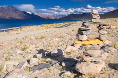 Dağlar ve Pangong (Göl). Ladakh 'ta büyük bir göl, yüksekliği 4,350 m (14,270 ft)' dir. 134 km uzunluğundadır ve Hindistan 'dan Tibet' e kadar uzanır. Leh, Ladakh, Jammu ve Kashmir, Hindistan