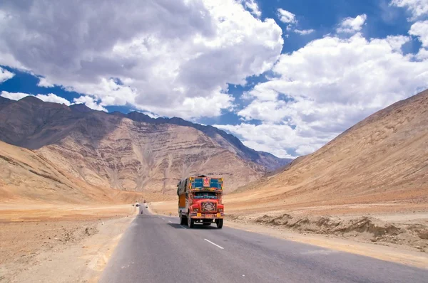路在山喜马拉雅山和戏剧性的云在蔚蓝的天空。拉达克，查谟和克什米尔，印度 — 图库照片