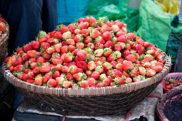 Erdbeere auf dem Dalat-Markt — Stockfoto