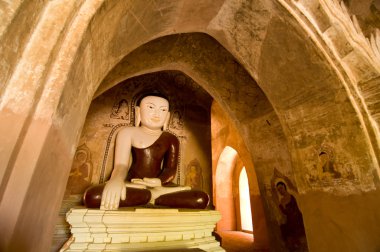 Tuz alan: Nha Trang, Vietnam. Hasat ve taşıma işçiler: tatlım Khoi, Vietnam alanlardan tuz. 