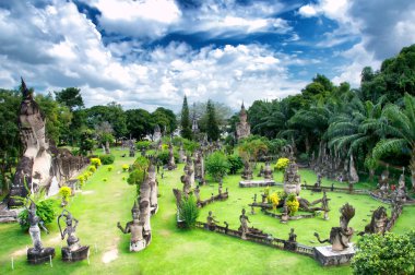 Şaşırtıcı görünümü Wat Xieng Khuan Buda Park'ta dini heykeller ve mitoloji. Vientiane, Laos