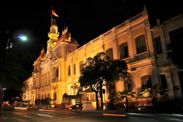 ホーチミン市の夜、ホーチミン ホール。フランス植民地時代の様式で建てられただったサイゴンの最も象徴的な建物と知られているオテル ・ ド ・ ヴィルとして. — ストック写真