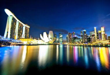 Singapur şehrinin gökyüzü geceleri