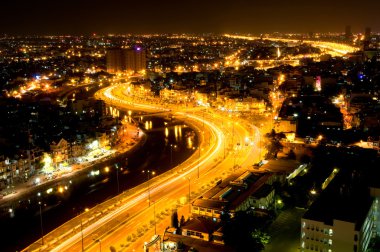 Hava gece şehir manzaralı evler ve Business Center, Ho Chi Minh city Sai Gon Nehri üzerinde.