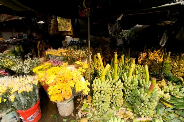 Vietnamese mensen kopen en verkopen van groenten bij Dong Ba markt in Hue, Vietnam. — Stockfoto