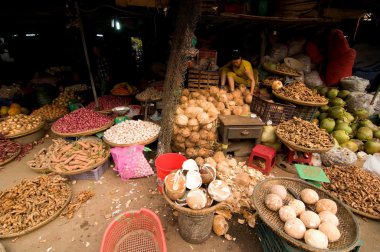 Vietnamca insanlar satın alma ve Hue, Vietnam Dong Ba pazarında sebze satan.