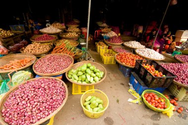 Vietnamca insanlar satın alma ve Hue, Vietnam Dong Ba pazarında sebze satan.