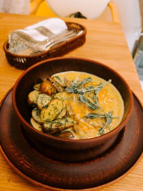 Sıcak bir restoranda servis edilen sebzeli leziz kremalı çorba.