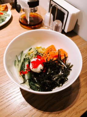 Akşam sıcak bir restoranda servis edilen lezzetli suşi malzemeleri.