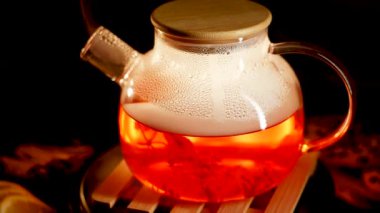 Brewing the perfect black tea in a glass teapot at home