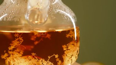 Narin desenli yeşil çay demleyen cam çaydanlık.