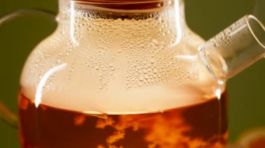 Çaydanlıkta yeşil çay demliyorum. İçeriden hafif buhar yükseliyor.