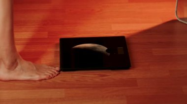 Evdeki düz bir yüzeyde Ay 'ın sanatsal bir temsilini keşfetmek