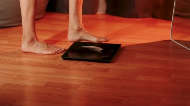 Ilık ışıklandırma ve ahşap zemin ile bir tartı kontrol