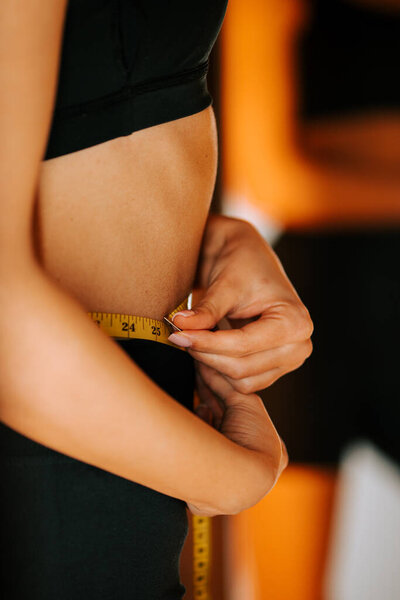 Измерение размера талии во время фитнес-поездки в домашних условиях