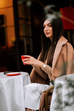 Boş bir öğleden sonra, atmosferik bir İtalyan kafesinde kahve saatleri.