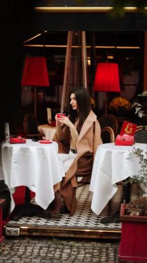 Güzel bir kafede sıcak bir kahvenin tadını çıkarıyorum.