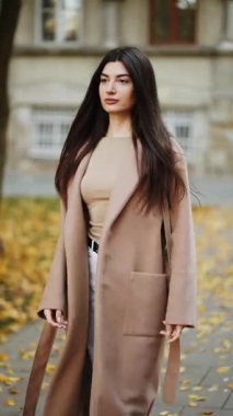 Şık bir sonbahar yürüyüşü. Güzel sonbahar yapraklarıyla rahat bir kıyafet içinde.