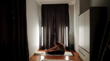 Sakin bir mekanda rahatlama ve esneklik için esneme rutini