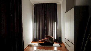 Huzurlu bir odada rahatlamak için esneme hareketleri.