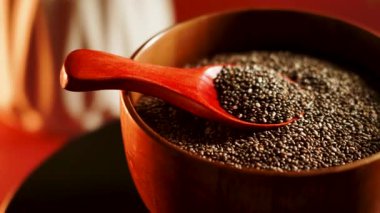 Kızarmış chia tohumları evde sağlıklı atıştırmalıklar ve yemek pişirme fikirleri için hazırlanıyor.