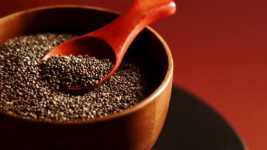 Bir ev mutfağında kavrulmuş chia tohumları hazırlama işlemi