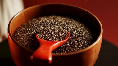 Evde sağlıklı bir atıştırmalık için kavrulmuş chia tohumları yapmayı öğren.