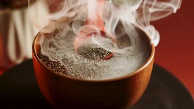 Evde lezzetli ve besleyici bir atıştırmalık için chia tohumları kızartıyorum.