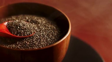 Sıcacık bir mutfakta sağlıklı bir atıştırmalık için chia çekirdeği kızartıyorum.