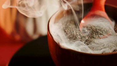 Kızarmış chia tohumları evde sağlıklı atıştırmalıklar için hazırlanıyor.