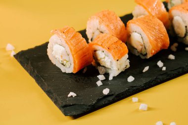 Taze suşi ruloları ve somon. Tadını çıkarmaya hazır.