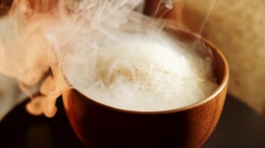 Yemek pişirmek için bir kaseye nasıl pirinç dökülür?