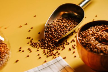 Karabuğday, canlı sarı bir yüzeye yayılmış.