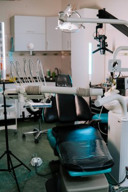 Modern bir ortamda hasta bakımına hazır dişçi kliniği kurulumu