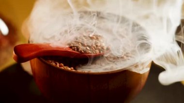 Karabuğdayın iyiliğini keşfetmek için buharlı bir kase dolusu besin tanecikleri kullanın.