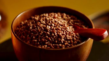 Karabuğdayın kendi dokusunda homurdandığını ve ahşap bir kasede sunulduğunu keşfettiler.